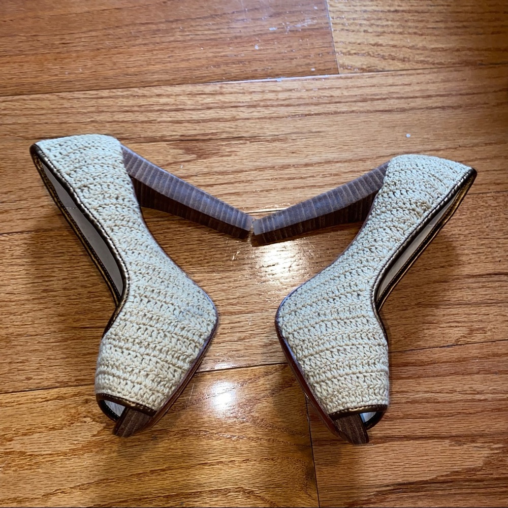 HOUSE OF HARLOW 1960 PAULINA CROCHET NATURAL/BRONZE PEEP-TOE PUMPS SIZE 6.5 - Picture 5 of 8